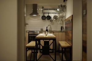 y cocina con mesa, sillas y fogones. en WL14 Stylish 2BDR 2BTHR 2AC wifi for 4-6 ppl in Heart of BUD en Budapest