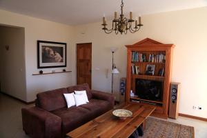 een woonkamer met een bank en een salontafel bij Bouganville in Mindelo