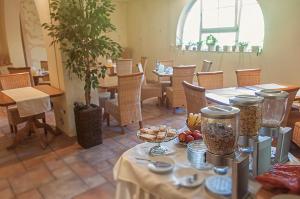 een eetkamer met een tafel met eten erop bij B&B Na Kluk in Idrija