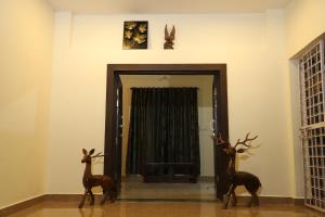 two deer statues in a room with a mirror at karnavati Retreat in Panna