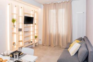a living room with a couch and a table at Green Flat in Bardolino