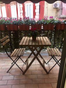 un tavolo da picnic e sedie con fiori sul balcone di Il Cuore di Napoli a Napoli