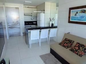 sala de estar con sofá y cocina en Lindíssimo Flat - Todo Equipado - 70m da Praia, Vista para o Mar - Tambaú, en João Pessoa