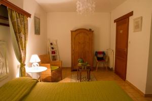 - une chambre avec un lit, une table et une chaise dans l'établissement Pantgat Hof, à Bollezeele