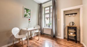 Habitación con mesa, sillas y ventana en Flaminio Smart Sleep, en Cracovia
