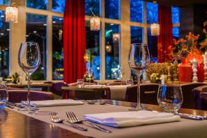 een tafel in een restaurant met wijnglazen erop bij Parkhotel Auberge Vincent in Nuenen