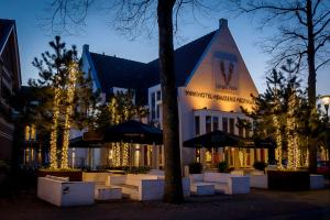 un edificio con luces de Navidad delante de él en Parkhotel Auberge Vincent, en Nuenen