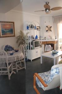 サンタ・ポラにあるApartamento Costa Azaharのリビングルーム(白い家具、テーブル付)