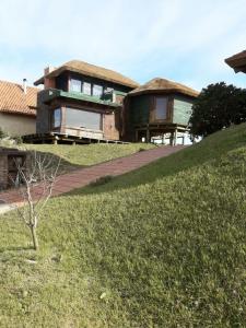 プンタ・デル・ディアブロにあるCasa del Diavoloの草原の頂上の家