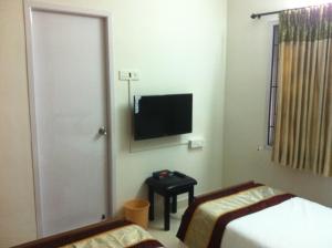 Μια τηλεόραση ή/και κέντρο ψυχαγωγίας στο SHORTstay Apartments Rooms near Apollo shankara Nethralaya hospitalsGreams Road +22 φωτογραφίες