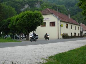 Afbeelding uit fotogalerij van L'auberge Des 3 Ponts in Cusance
