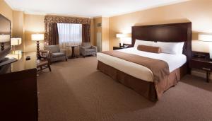Un pat sau paturi într-o cameră la Bally's Shreveport Casino & Hotel