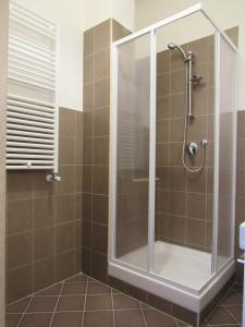 y baño con ducha y puerta de cristal. en Roema Guest House, en Roma