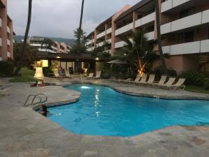 The swimming pool at or close to Kona Magic Honu Room