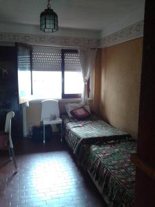 Un dormitorio pequeño con una cama y una ventana. en Braba III, en San Bernardo