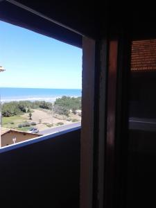una ventana en una habitación con vistas al océano en Braba III en San Bernardo