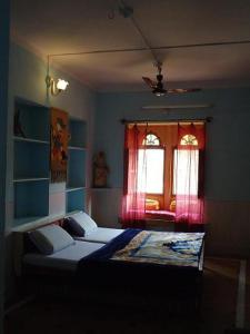 - une chambre avec un lit et une fenêtre dans l'établissement Ganesh Guest House, à Jaisalmer