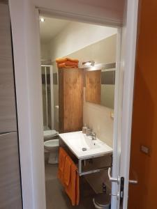 une salle de bain avec un lavabo et des toilettes dans l'établissement Sky-Inn, à La Spezia 23 autres photos
