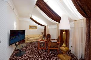 sala de estar con TV y sofá en Dvor Podznoeva Glavniy Korpus, en Pskov