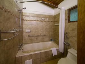 a bathroom with a tub and a toilet at Arahuana Jungle Resort & Spa in Tena