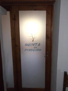 Una porta con un cartello che non dice che e' un privilegio di Quinta do Pinheiro a Grândola