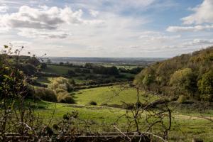 uma vista para um campo a partir do topo de uma colina em The Old Nurseries B & B em Stathern