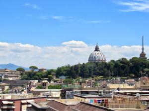 vistas a una ciudad con una cúpula en el fondo en Roema Guest House, en Roma