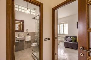A bathroom at Residence Antica Via Ostiense.