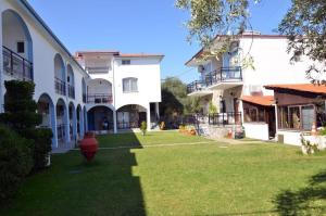 un gruppo di edifici bianchi con un cortile con un idrante di Villa Elia a Limenas