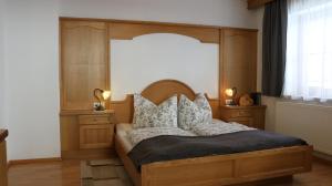Ein Bett oder Betten in einem Zimmer der Unterkunft Ferienwohnung Eder