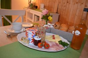 um prato de comida sentado numa mesa com comida em Bauernhof König em Anger