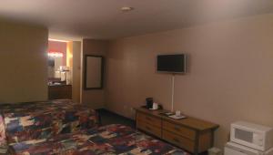 TV a/nebo společenská místnost v ubytování Rushmore Express & Suites
