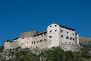 um grande castelo no topo de uma montanha em Casa Dantina Stenico em Stenico