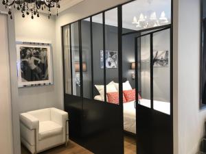 カンヌにあるHeart of Cannes, luxurious apartment by Croisette & Palaisの黒いクローゼット(ベッド1台、椅子付)が備わる客室です。