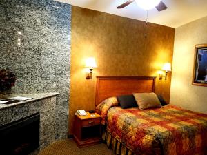 Postel nebo postele na pokoji v ubytování Rushmore Express & Suites