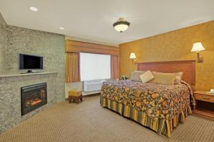 מיטה או מיטות בחדר ב-Rushmore Express & Suites