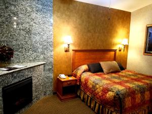 Postel nebo postele na pokoji v ubytování Rushmore Express & Suites
