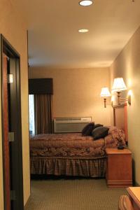 Postel nebo postele na pokoji v ubytování Rushmore Express & Suites