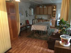 モストフスコイにあるHouse in Mostovskoyのキッチン、ダイニングルーム(テーブル、椅子付)