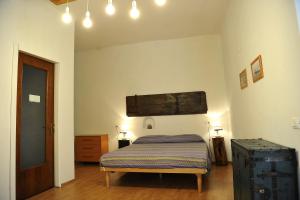 a bedroom with a bed in a room at La Casa del Pescatore in Sarnico