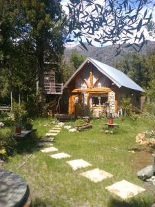 a log cabin with a path in front of it at Paraiso Bariloche in San Carlos de Bariloche