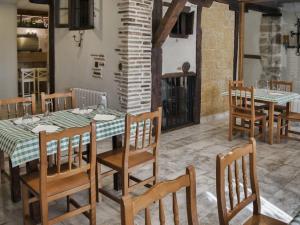 a dining room with wooden tables and chairs at aCienLeguas in Castrojeriz