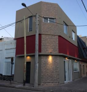 um edifício na esquina de uma rua em Pasaje Claro em Neuquén