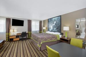 Televisyen dan/atau pusat hiburan di Super 8 by Wyndham Brookings