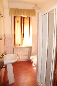 マルチェッリにあるCase Giannaのバスルーム(洗面台、トイレ付)、窓が備わります。