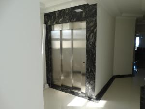 a elevator in a building with a mirror on the wall at Apartamento Avenida F in Bombinhas