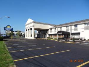 un aparcamiento vacío frente a un hotel en Days Inn by Wyndham Columbus East Airport en Columbus