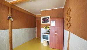 Habitación con TV y armario. en Buchungol Pension en Hadong