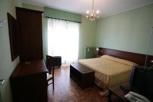 Łóżko lub łóżka w pokoju w obiekcie hotel ristorante vittoria