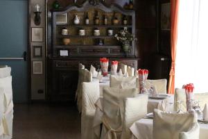 Restauracja lub miejsce do jedzenia w obiekcie hotel ristorante vittoria
